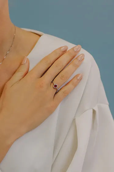 Anello rubino ovale