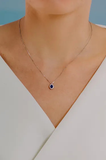 Girocollo zaffiro ovale con contorno