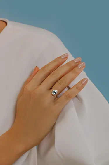 Anello acquamarina ovale con contorno
