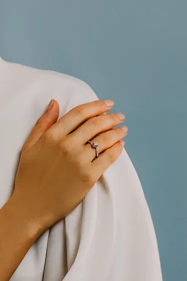 Anello solitario petali