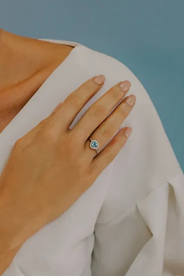 Anello acquamarina cuore con contorno