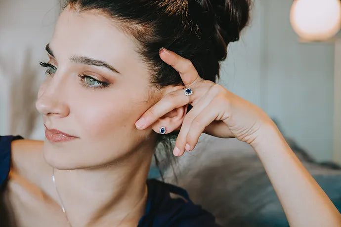 Anello zaffiro ovale con contorno
