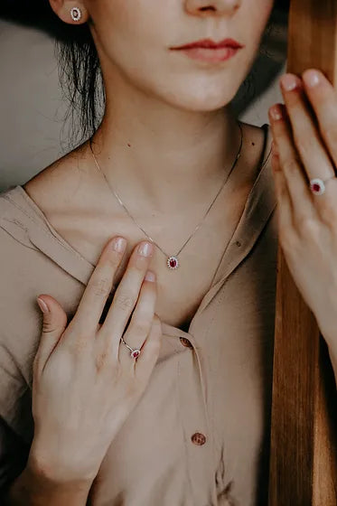 Girocollo rubino ovale e diamanti