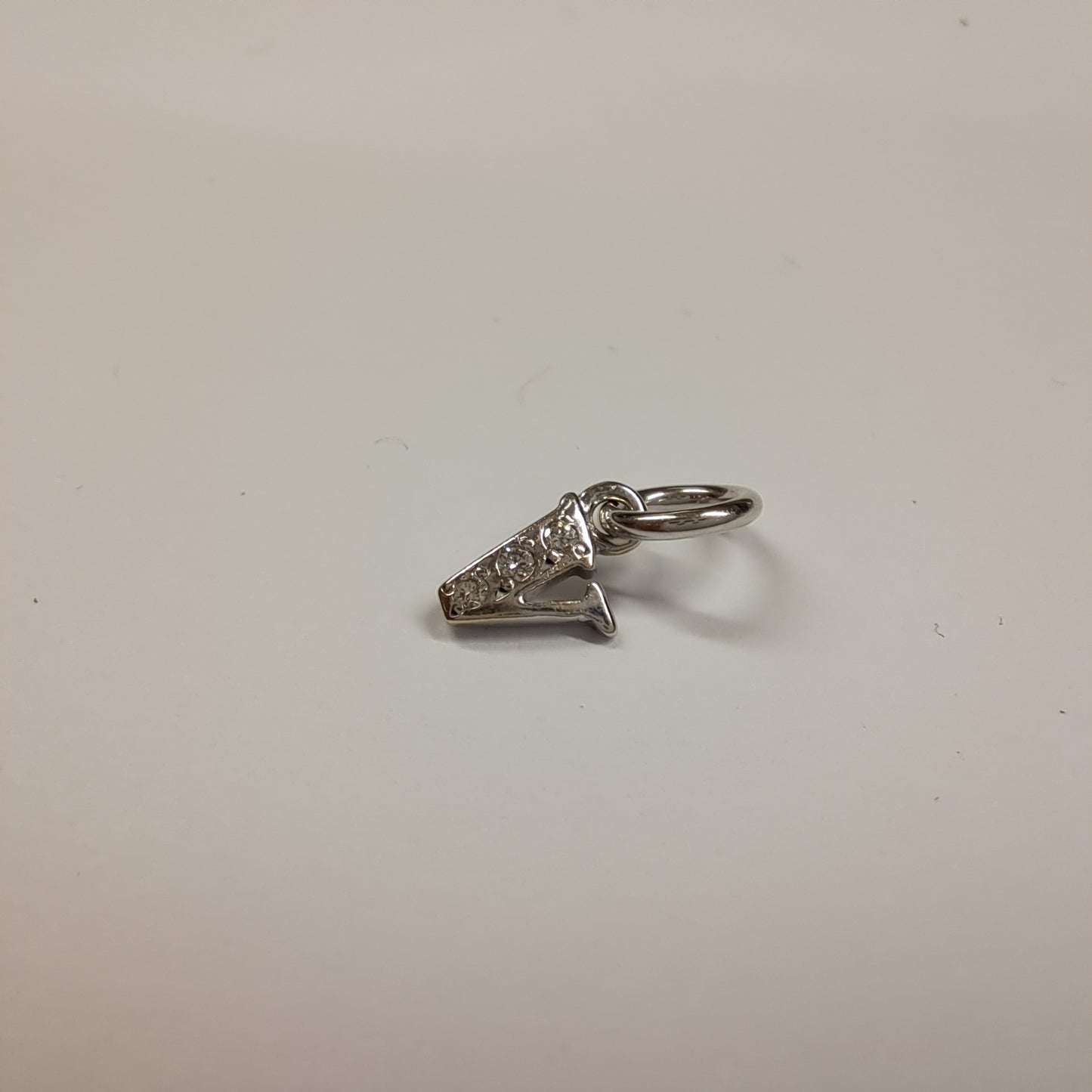 Charm DoDo Lettera V con Diamanti