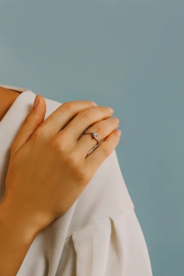 Anello solitario petali
